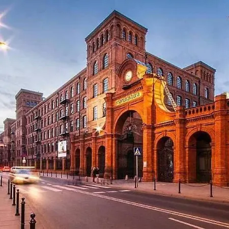 Lumina Luxury 2-level With Parking *